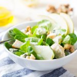 Салат з куркою, блакитним сиром і грушею