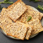 Домашні крекери з цільнозернового борошна