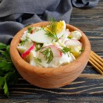 Салат «Весна» — легкий рецепт з редискою та яйцями 