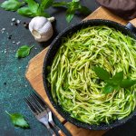 Вечеря вегана: кабачкова локшина із часником