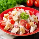 Баварський салат з куркою, помідорами й сиром — просто й смачно