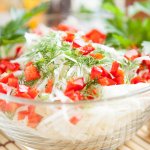 Болгарський салат із капусти, солодкого перцю та бринзи зі смачною заправкою