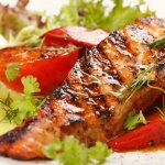 Лосось з молодим часником і томатним соусом від Джеймі Олівера