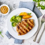 Свинячий стейк на електричному грилі — соковитий, швидкий і неймовірно смачний