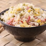 Рис із беконом, цвітною капустою й кукурудзою — ситна вечеря