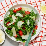 Салат з руколою і помідорами — класичний літній рецепт