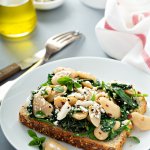 Канапка з салатом із квасолі й моцарели