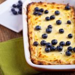 Тренуєтесь? Не забувайте снідати! Корисна йогуртова запіканка з лохиною