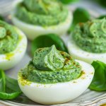 Яйця фаршировані шпинатом — швидка і яскрава весняна закуска