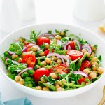 Салат з нуту і томатів — пісна страва, яка підійде для середземноморської дієти