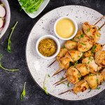 Курятина на шпажках — домашні шашлички у духовці