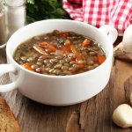 Простий суп із зеленої сочевиці