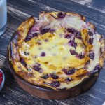 Сирна запіканка на молоці з манкою та ягодами — бюджетно і дуже смачно