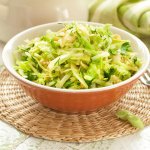 Салат з ранньої капусти — весняне оновлення меню 