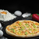 Дуже смачна піца «Карбонара» з готового тіста