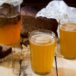 Простий хлібний квас без дріжджів з родзинками