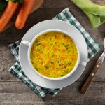 Просте задоволення: курячий суп із локшиною і овочами