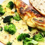 Сирний омлет з броколі та цибулею