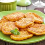 Яблучні деруни з двох інгредієнтів плюс олія: найпростіший рецепт оладків