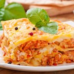 Проста і смачна лазанья з куркою — рецепт з відео