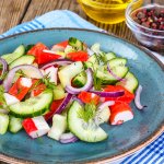 Крабовий салат по-японськи — літній рецепт з помідорами