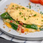 Омлет з помідорами й базиліком — рецепт для здорового початку дня