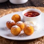 Сирники з грецьким йогуртом, цукатами з полуниці та солоною карамеллю — смачний рецепт від шеф-кухаря Олега Нікітіна