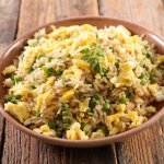 Швидка вечеря: смажений рис з яйцем і зеленою цибулею