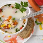 Легкий рибний суп з кукурудзою та горошком