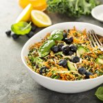 Літо в тарілці: салат з кіноа, авокадо та ягодами