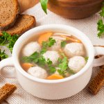 Простий суп з фрикадельками та вермішеллю — швидкий рецепт для сімейного обіду