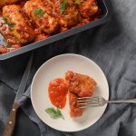 Веганські голубці з кускусом у соусі хариса