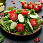 Вітамінна концентрація на столі: салат зі шпинатом та овочами зі смачною заправкою