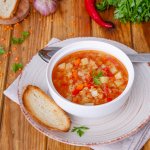 Пісний суп із сочевиці з помідорами