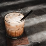 Холодна кава з молоком у делійському стилі