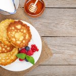 Не сніданок, а казка: рецепт лимонних оладок з рикотою