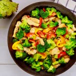 Смажена курятина з овочами