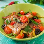 Соковитий хек з овочами — смачна і доступна страва, щоб нагодувати сім’ю