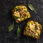 Тост з авокадо і тунцем — смачний і корисний початок дня