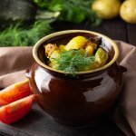 Печеня в горщику: курка з картоплею та сметаною