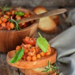 Брускета з нутом і томатами для домашньої вечірки