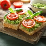 Сніданок за 15 хвилин: авокадо-тост з помідорами