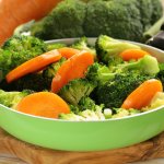 Овочева суміш на парі — легкий гарнір до м’яса, який майже не містить калорій