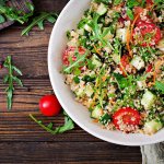 «Весняний енергетик» — салат з кіноа, свіжими овочами, руколою і пікантною заправкою
