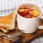 Бюджетний сніданок: омлет у чашці за 5 хвилин