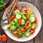 Максимально простий і корисний овочевий салат — смачний навіть без заправки 