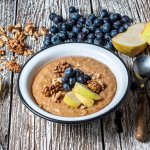 Ранкове задоволення: вівсянка з яблуком, чорницею і арахісовим маслом