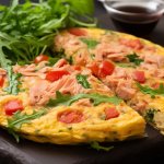 Пишний пиріг-омлет з консервованим тунцем і помідорами — рецепт з відео