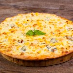 Перевернута піца на рідкому тісті, спечена у сковороді