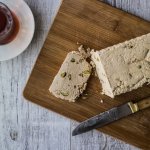 Кунжутна халва з фісташками — східні солодощі